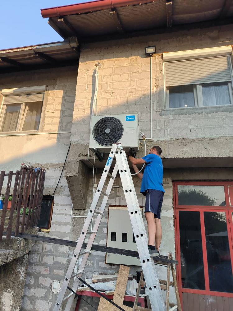 Montaža Midea spoljne jedinice sa merdevina